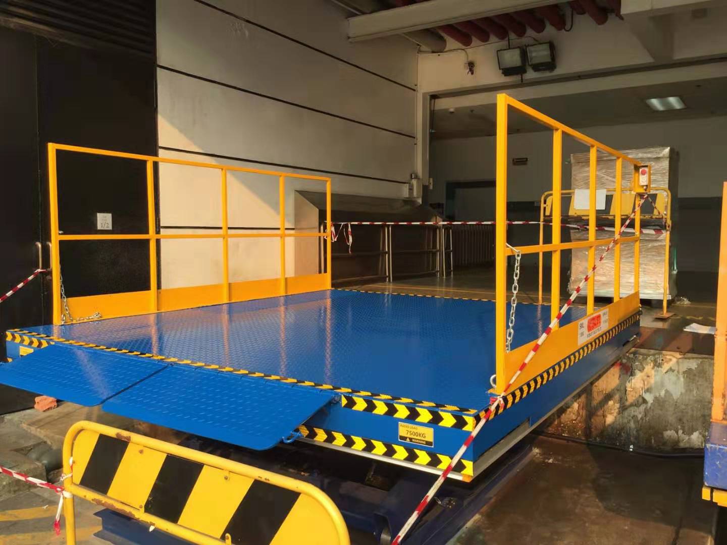 Scissor lift table with two piece lips