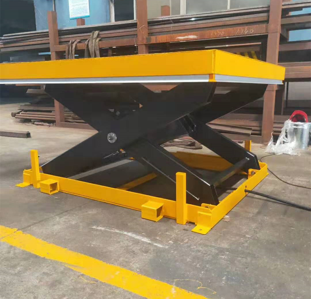 Lift table with toe protect for users